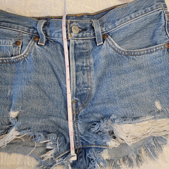 Levi’s 501 High Rise Raw Hem Cut Off Mom Jean Shorts Size 26 - Picture 5 of 6